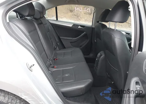 2013 Volkswagen Jetta 2.5L Se z USA, uszkodzony, nr VIN 3VWDP7AJ5DM367473